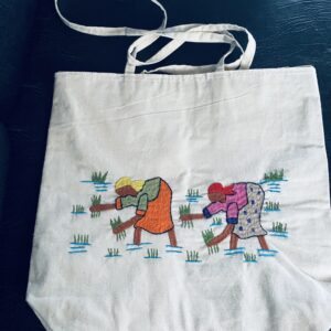 Tote-bag brodé avec des dessins des paysans cultivant dans une rizière