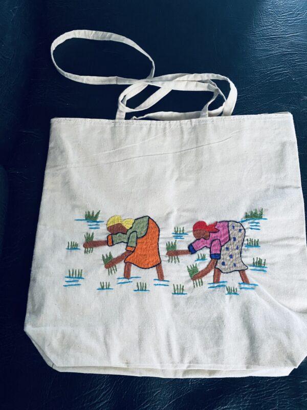 Tote-bag brodé avec des dessins des paysans cultivant dans une rizière